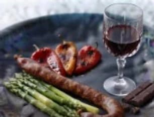 Lote con txistorra, espárragos, pimientos y vino